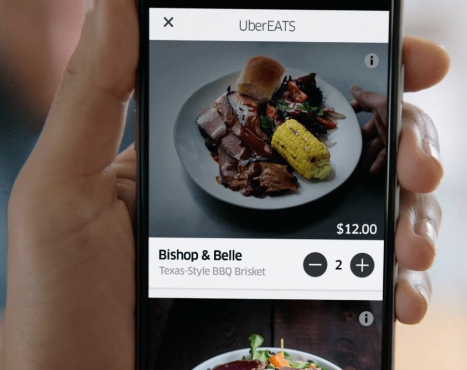 mano con cellulare uber