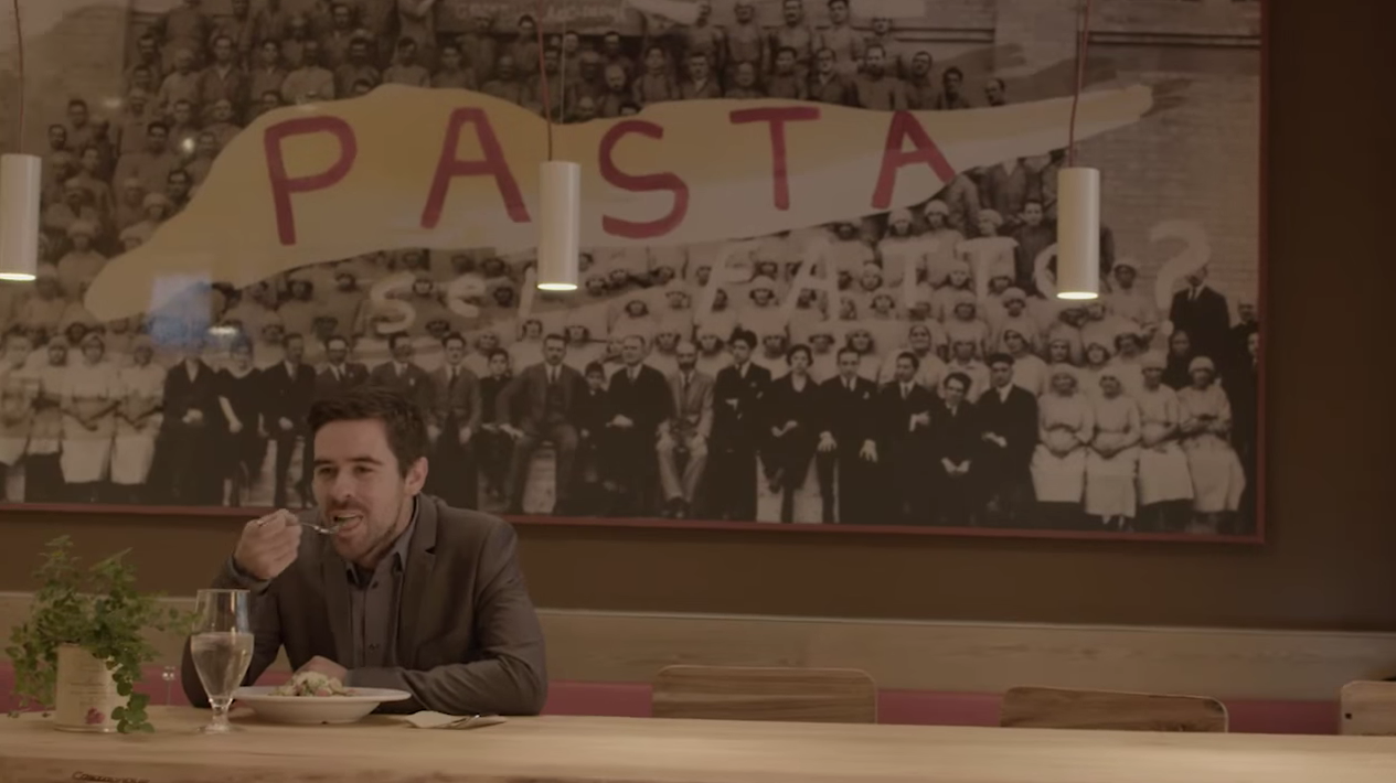 04 - Uomo che mangia