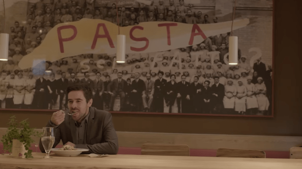 04 - Uomo che mangia